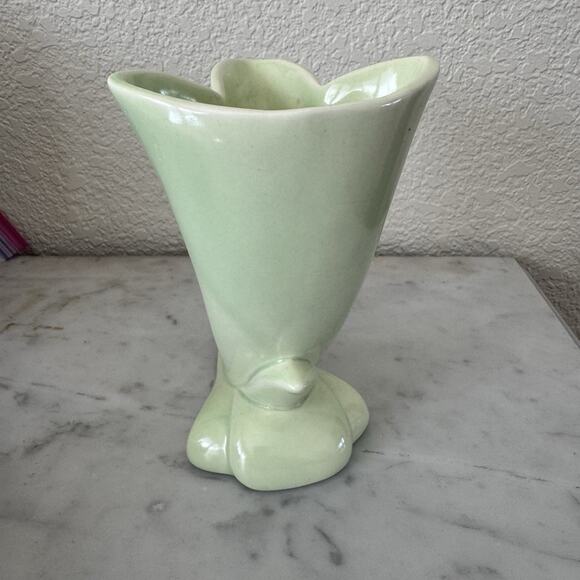 Vintage MCM Pottery Vase Satin Glossy Green Cornucopia - Picture 2 of 5